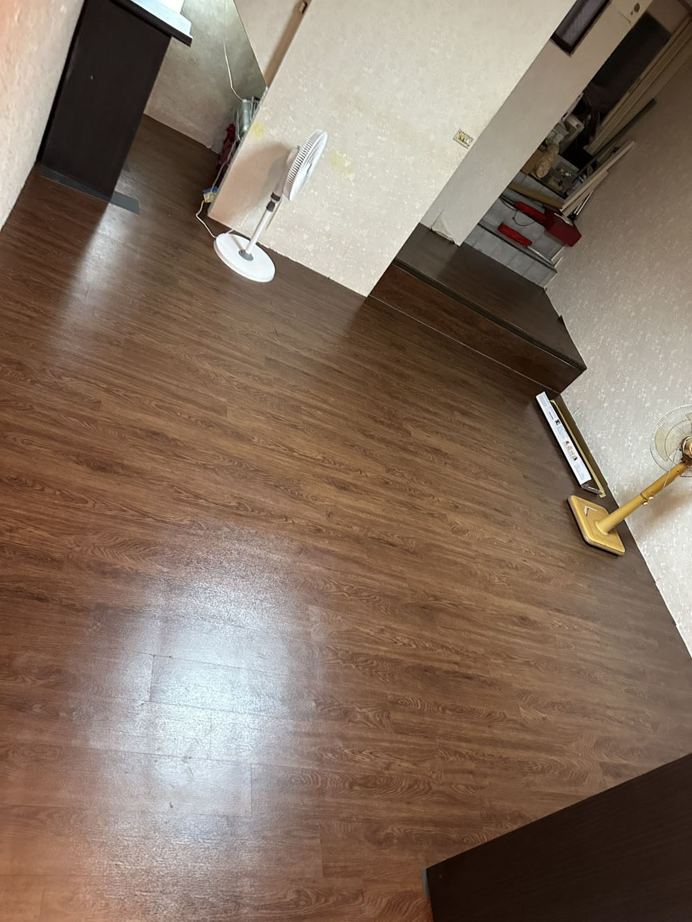 底料打膠，上面鋪設地磚（無破壞磁磚）